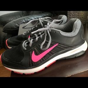Barely worn size 6.5 Women’s Nike Shoes!